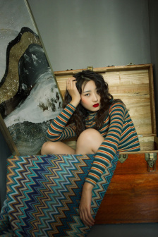 美女露胸